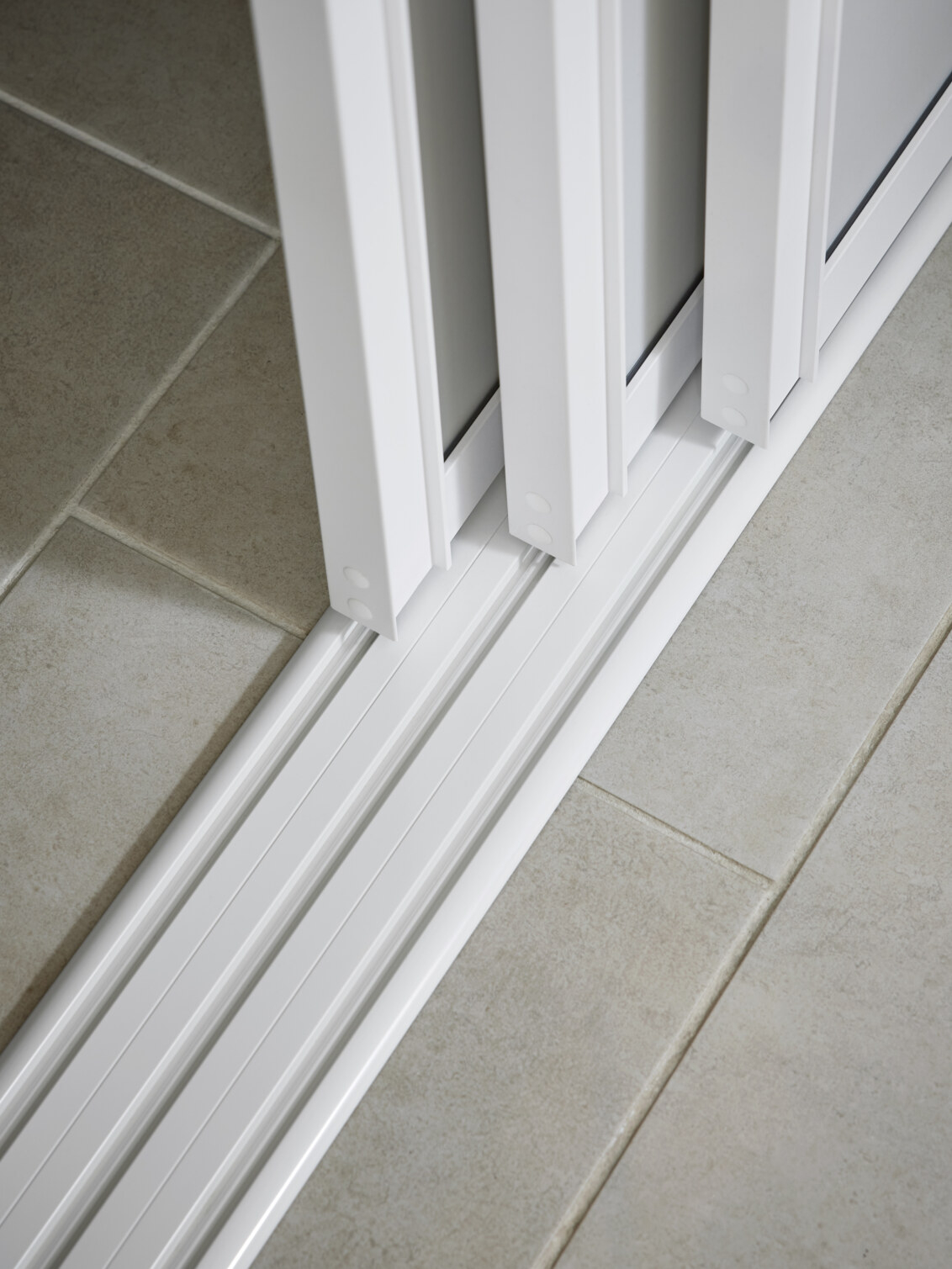 Nærbilde av gulvskinne for skyvedører. 