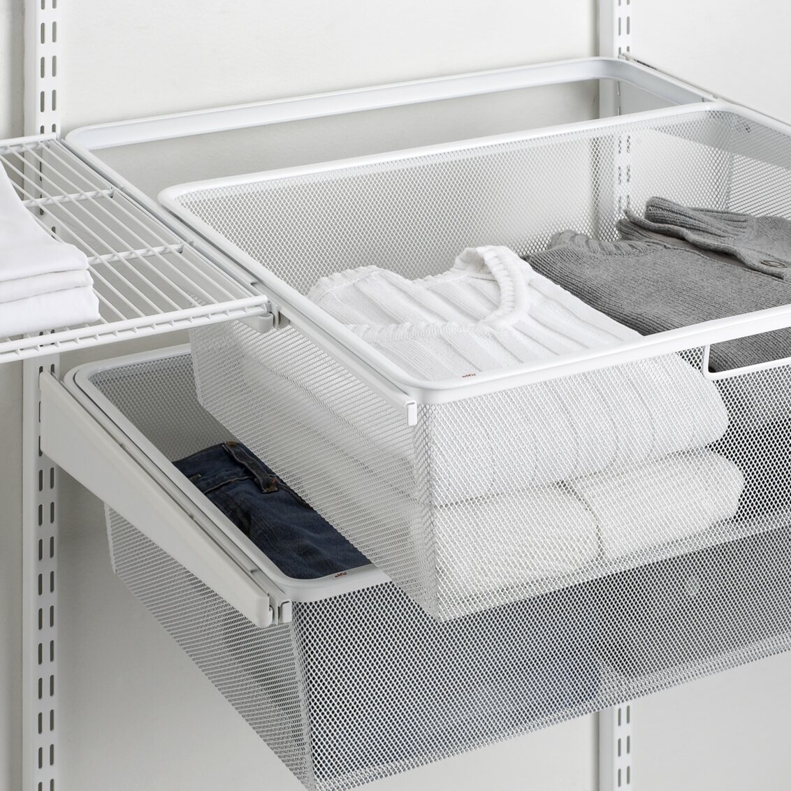 Kleidung aus ausziehbarem Netzrücken.