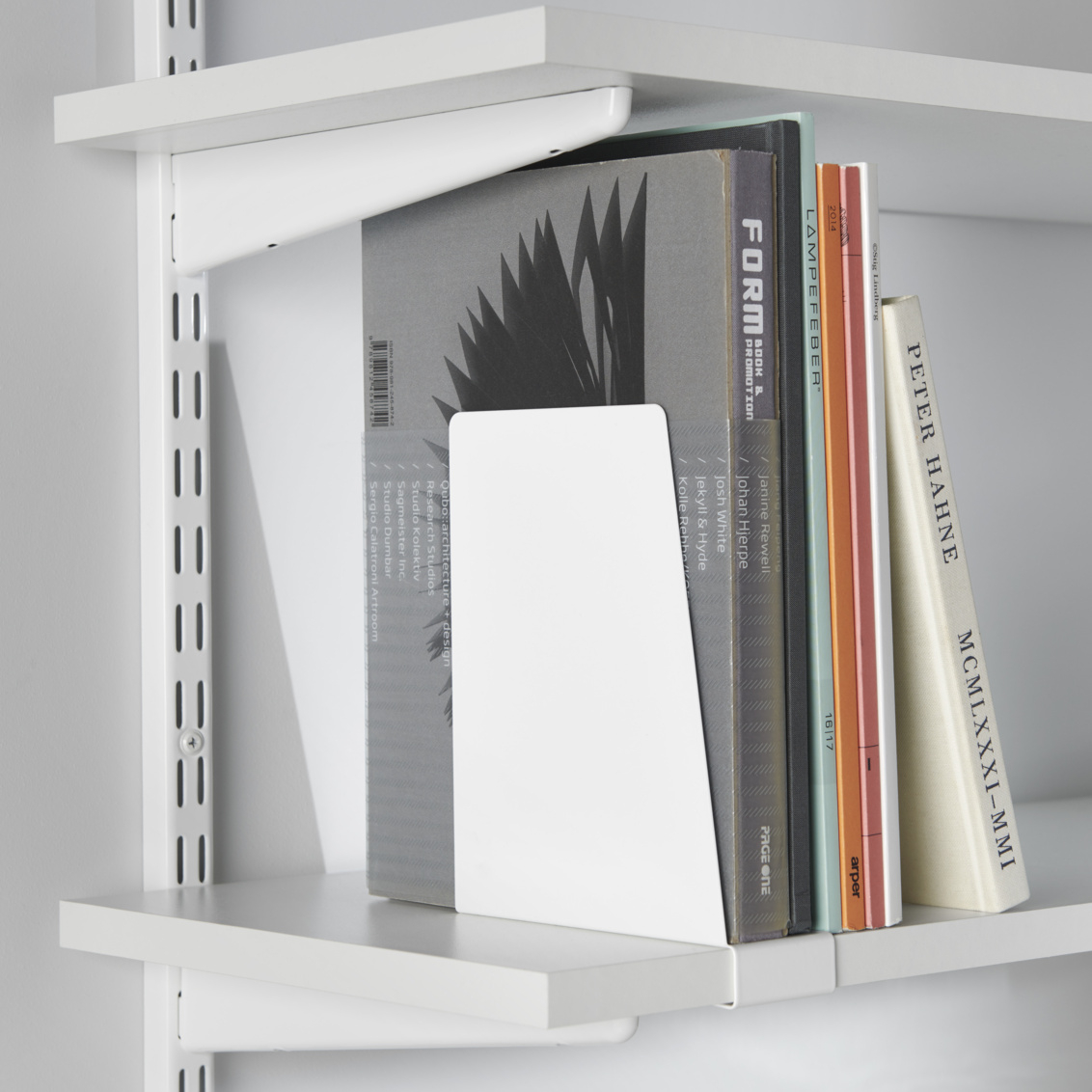 Książki, które są przechowywane z podpórką do książek Sparring z klipami od Elfa.