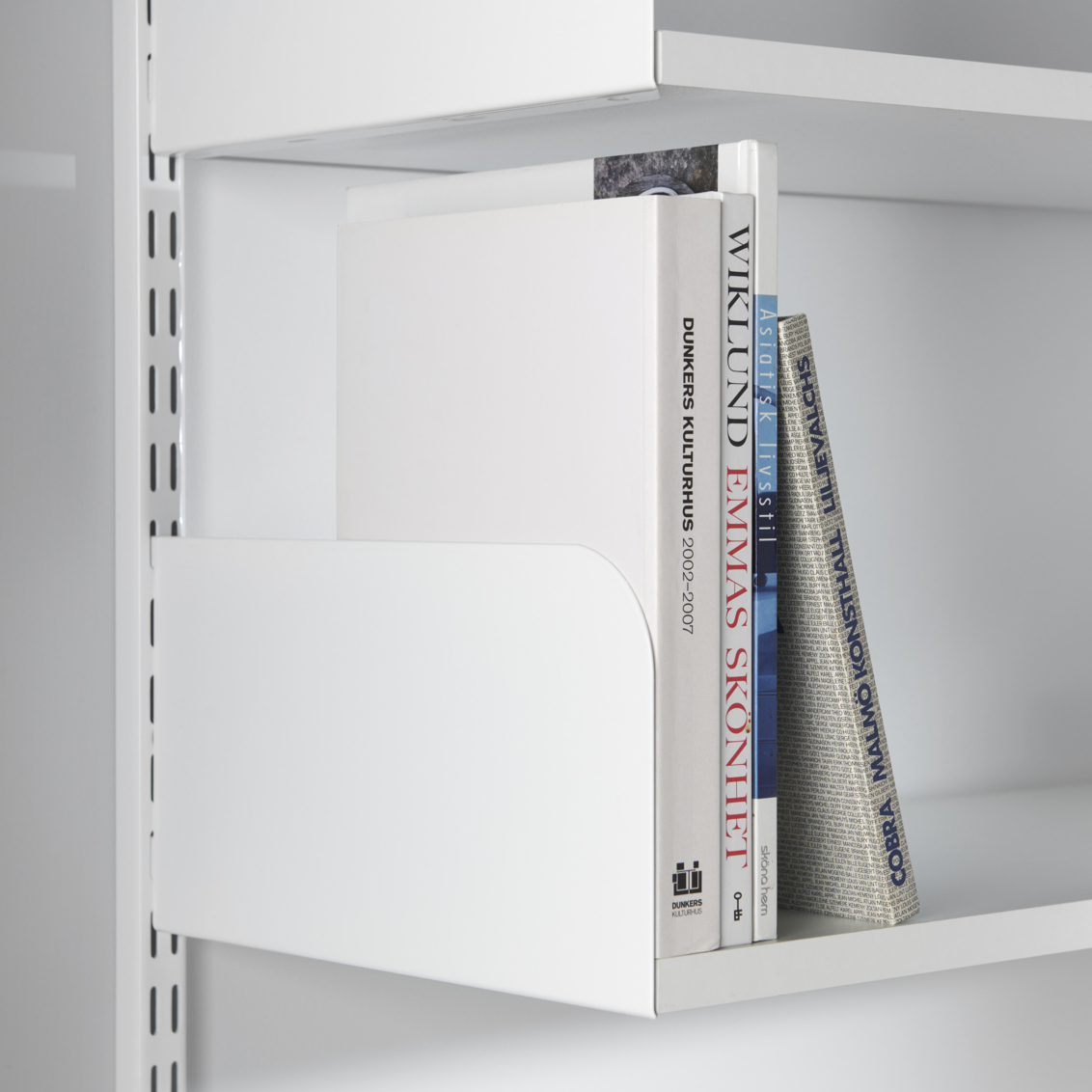 Książki, które są przechowywane na półce Sparring firmy Elfa.