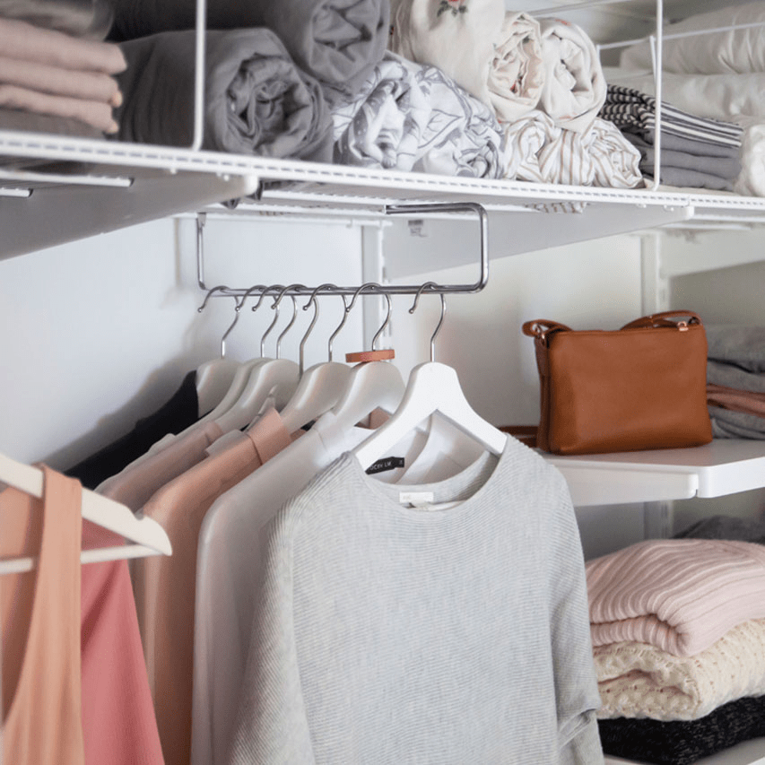 Indvendigt nærbillede af tøj på bøjler