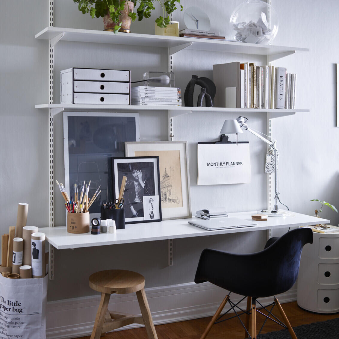 Hjemmekontor med hyller.