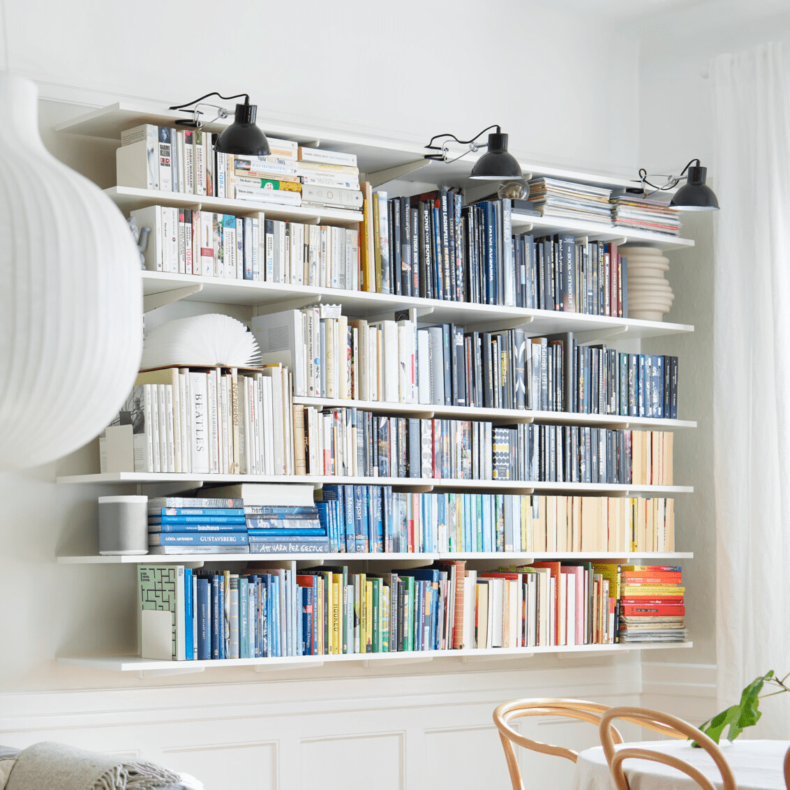 Almacenamiento de libros en estantes.