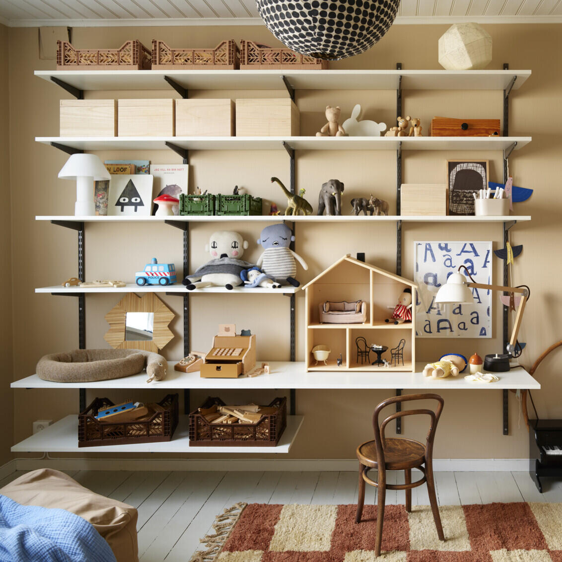 Säilytys lastenhuoneiden hyllyillä.