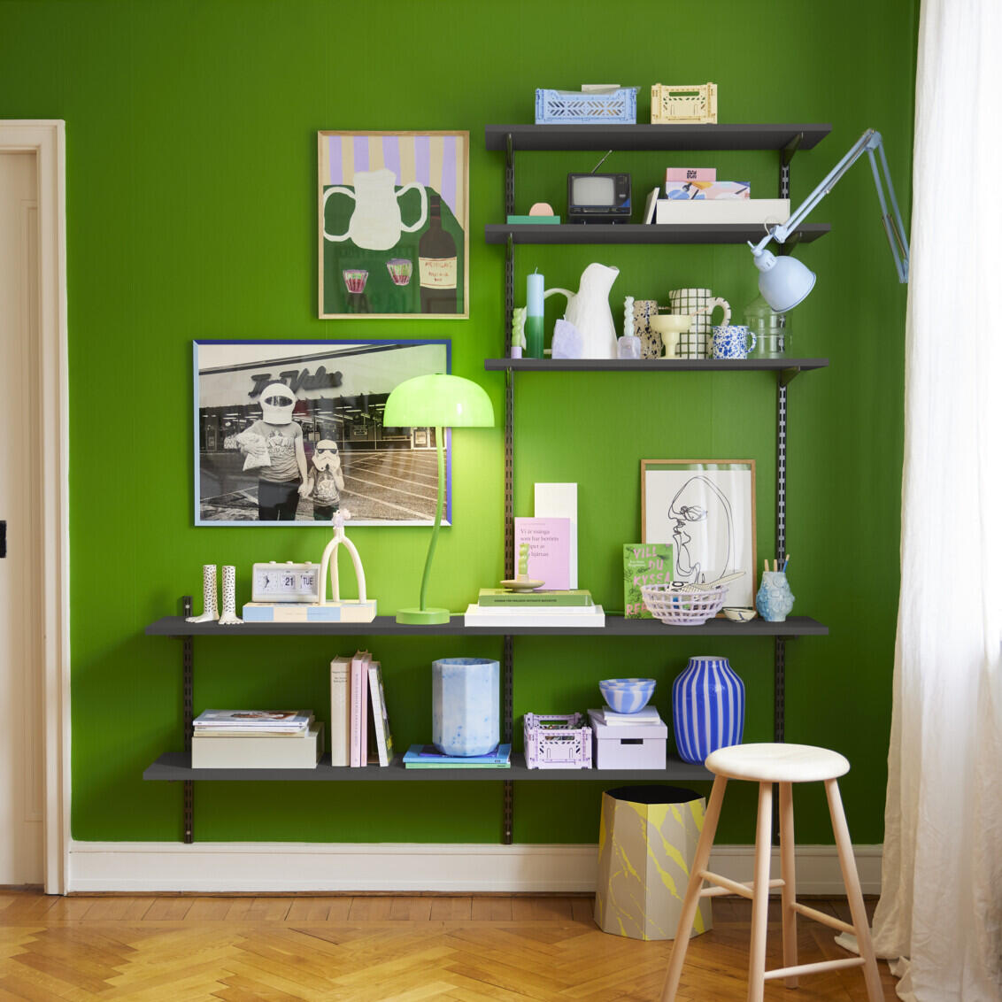 Depozitare cu rafturi în camera de zi.