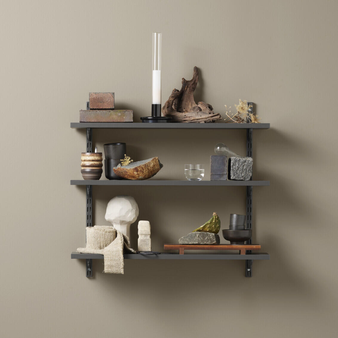 Sparring by Elfa insteekplankenset in grijs met natuurspullen.