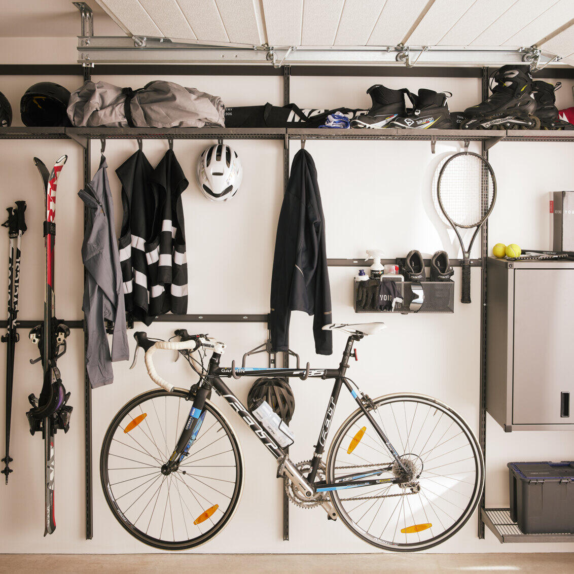 Opslag van fietsen en sportuitrusting in de garage van het assortiment Garage+.