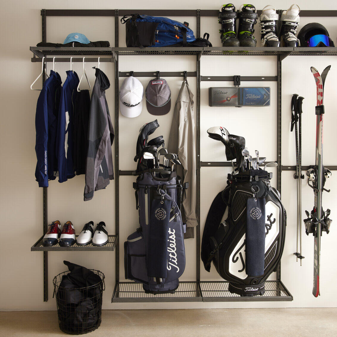 Garage+-valikoiman golf- ja urheiluvälineiden säilytys autotallissa. 