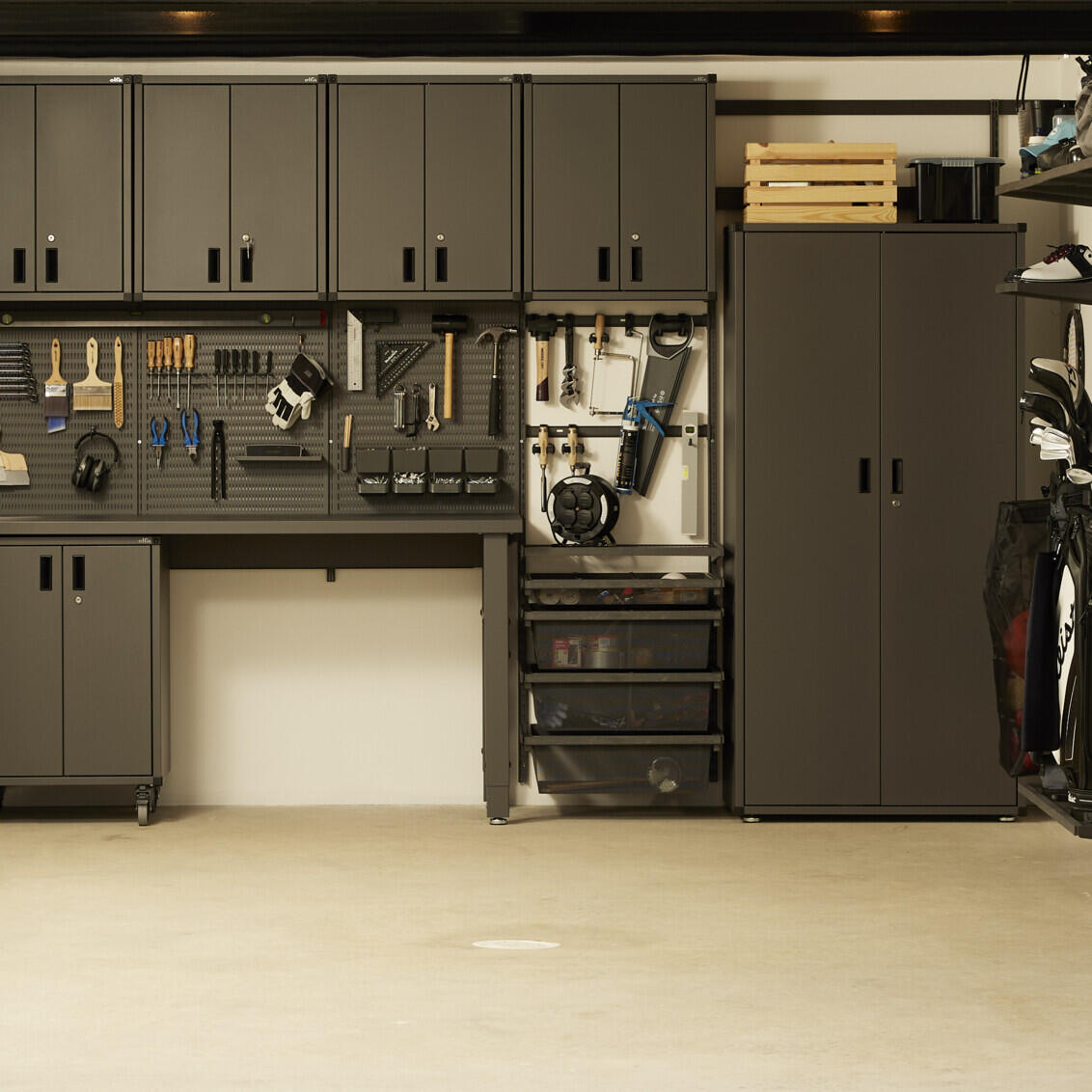 Garage+-valikoiman työkalujen säilytys. 