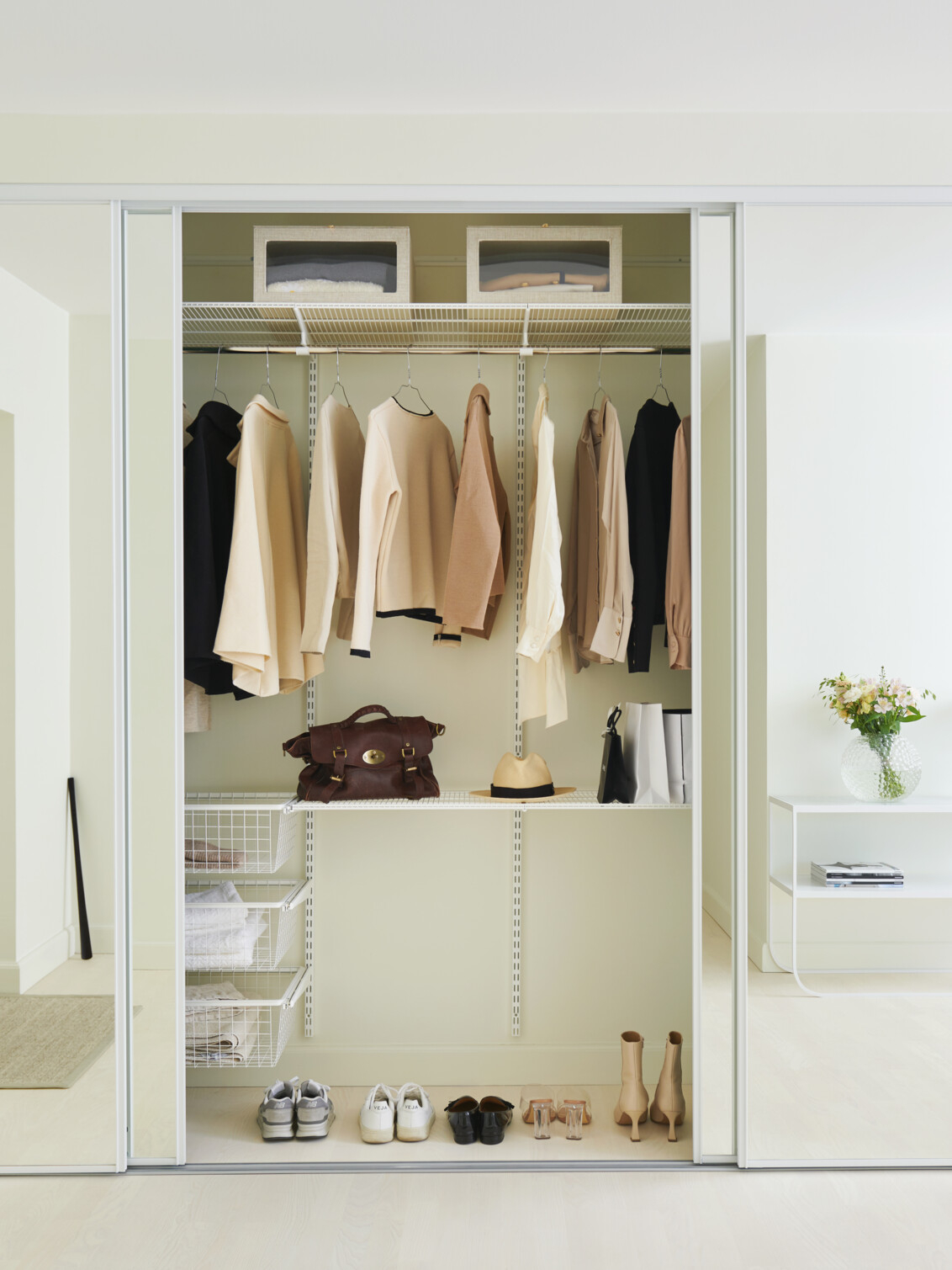 Garderob i sovrum med skjutdörrar i Original med spegelfyllning och klädförvaring.