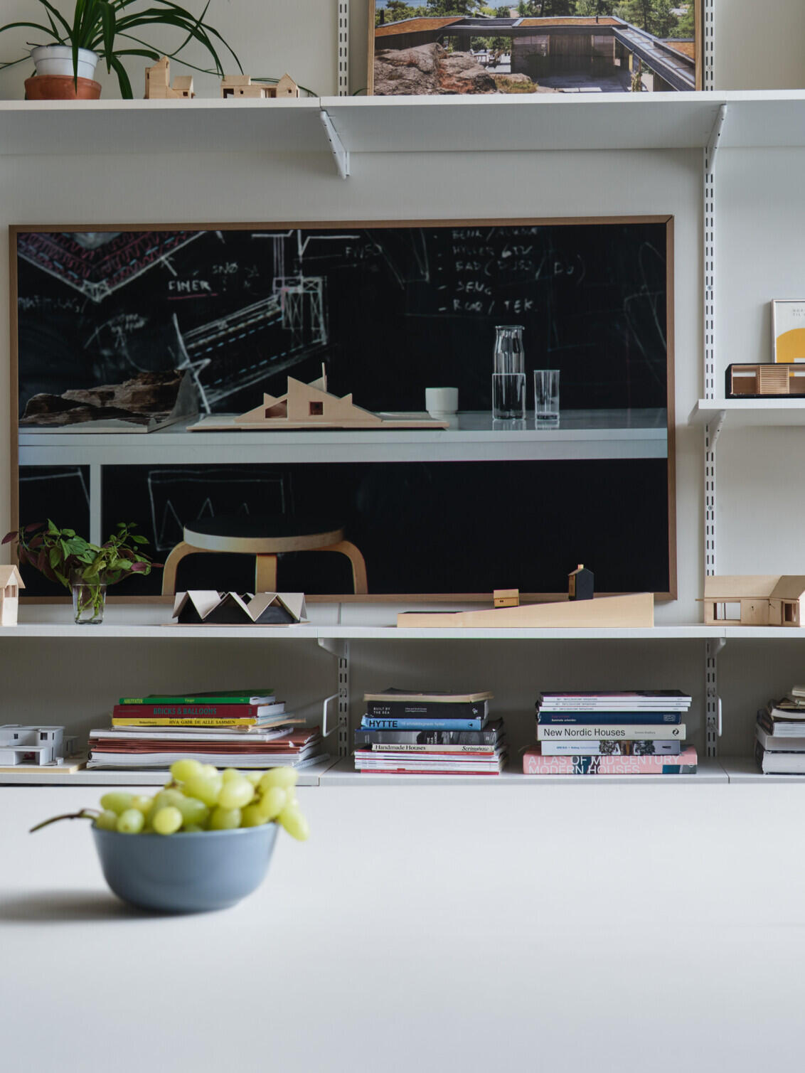 Vardehaugen använder Elfa för att skapa stilrena och praktiska kontorslösningar