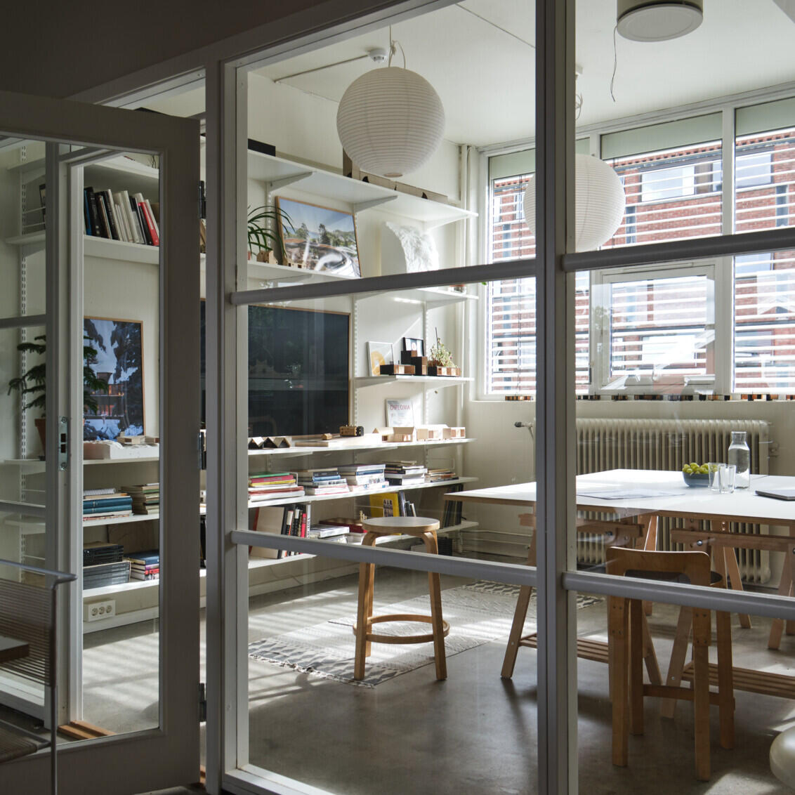 Praktiske og funksjonelle Elfa-hyller for både dekorative modeller og oppbevaring i verksted, lager eller garderobe.