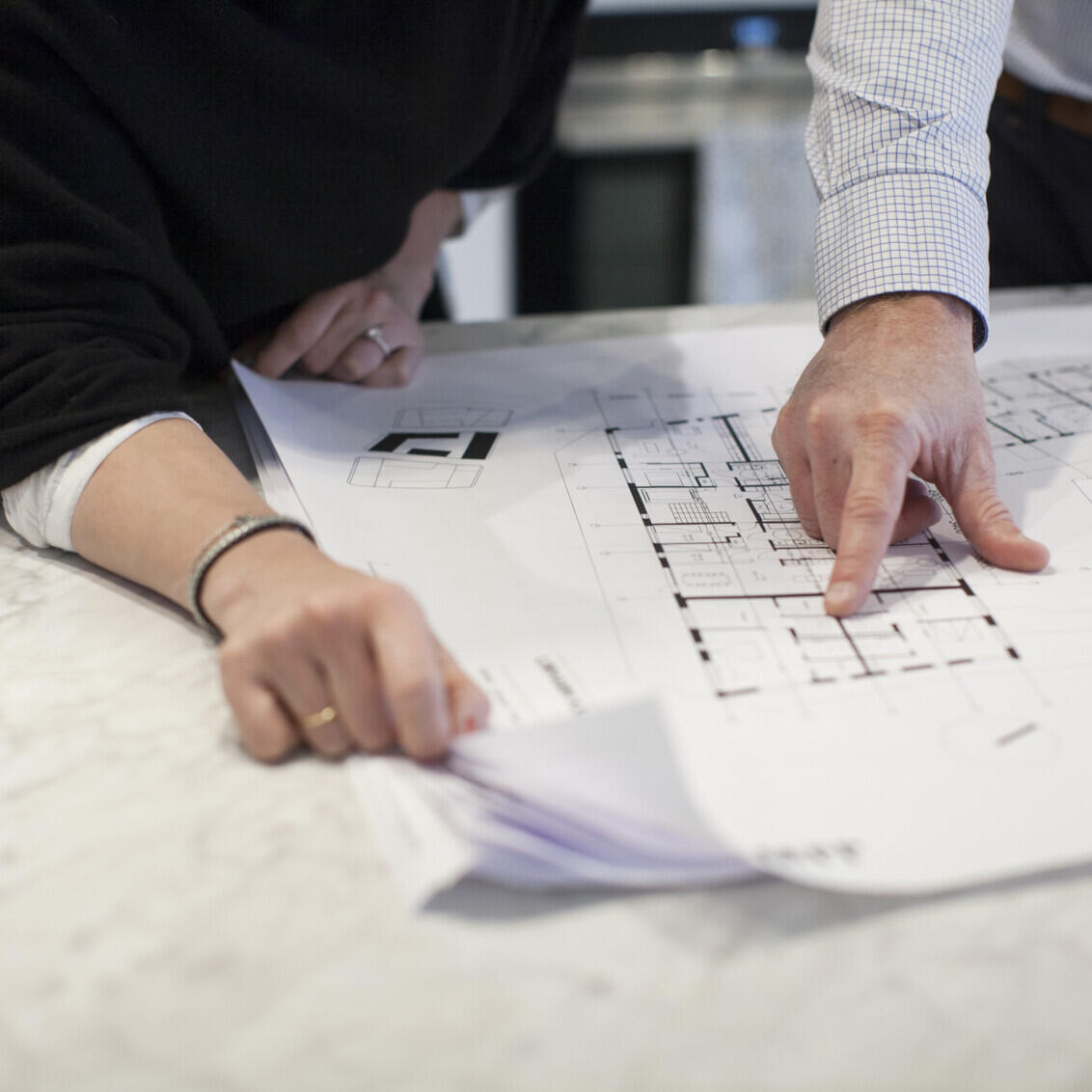 Ökad tillgänglighet med topphängda skjutdörrar från Elfa för rullstolsanpassade garderober