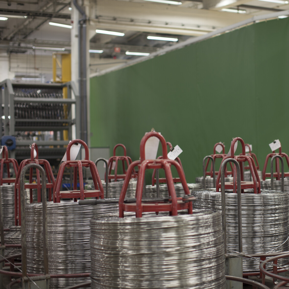 Rullar med ståltråd på Elfas fabrik i Västervik.