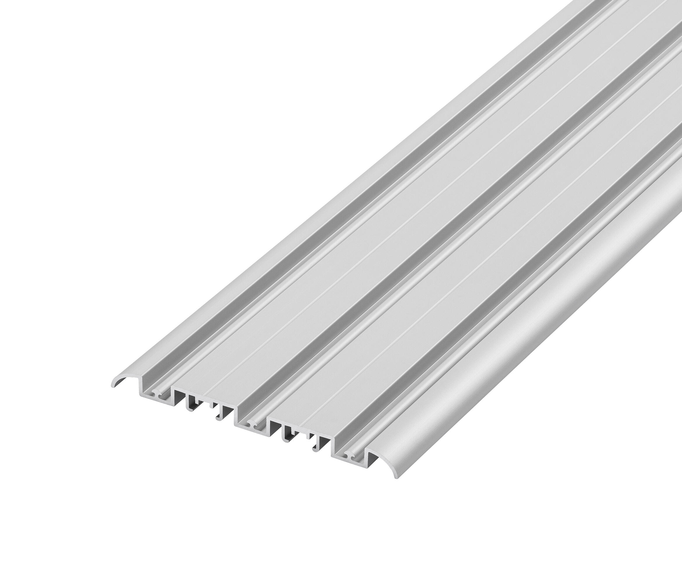 Lattiakisko kolme uraa