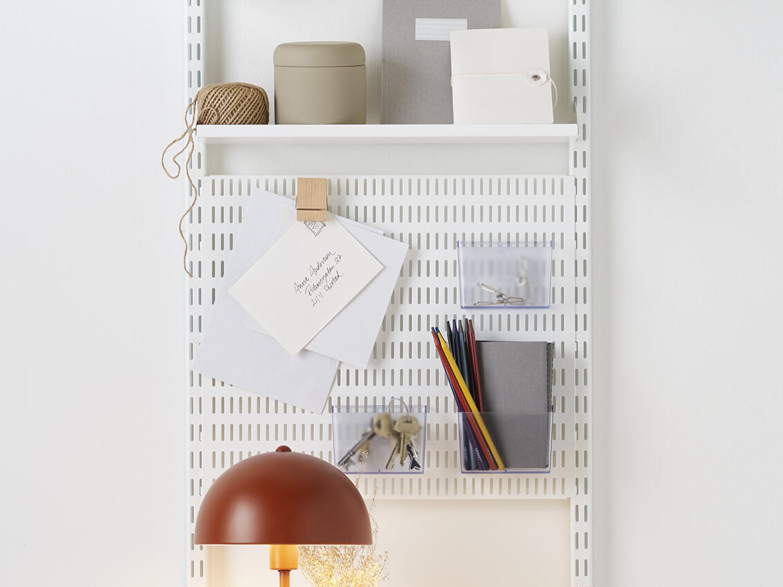 Birou cu lampă de masă roșie