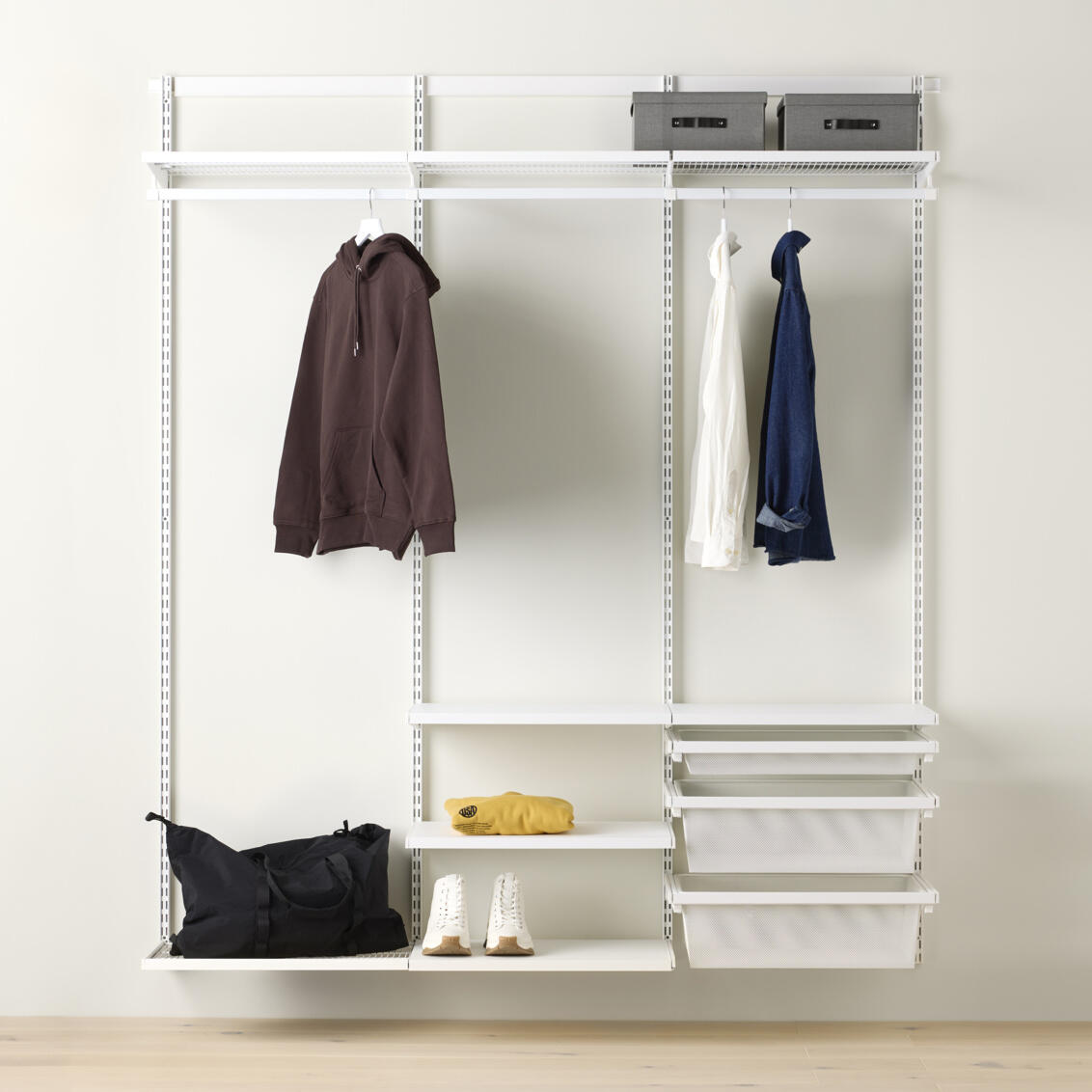 Décor+ ready oplossing voor de garderobe van Elfa in wit, drie vakken.