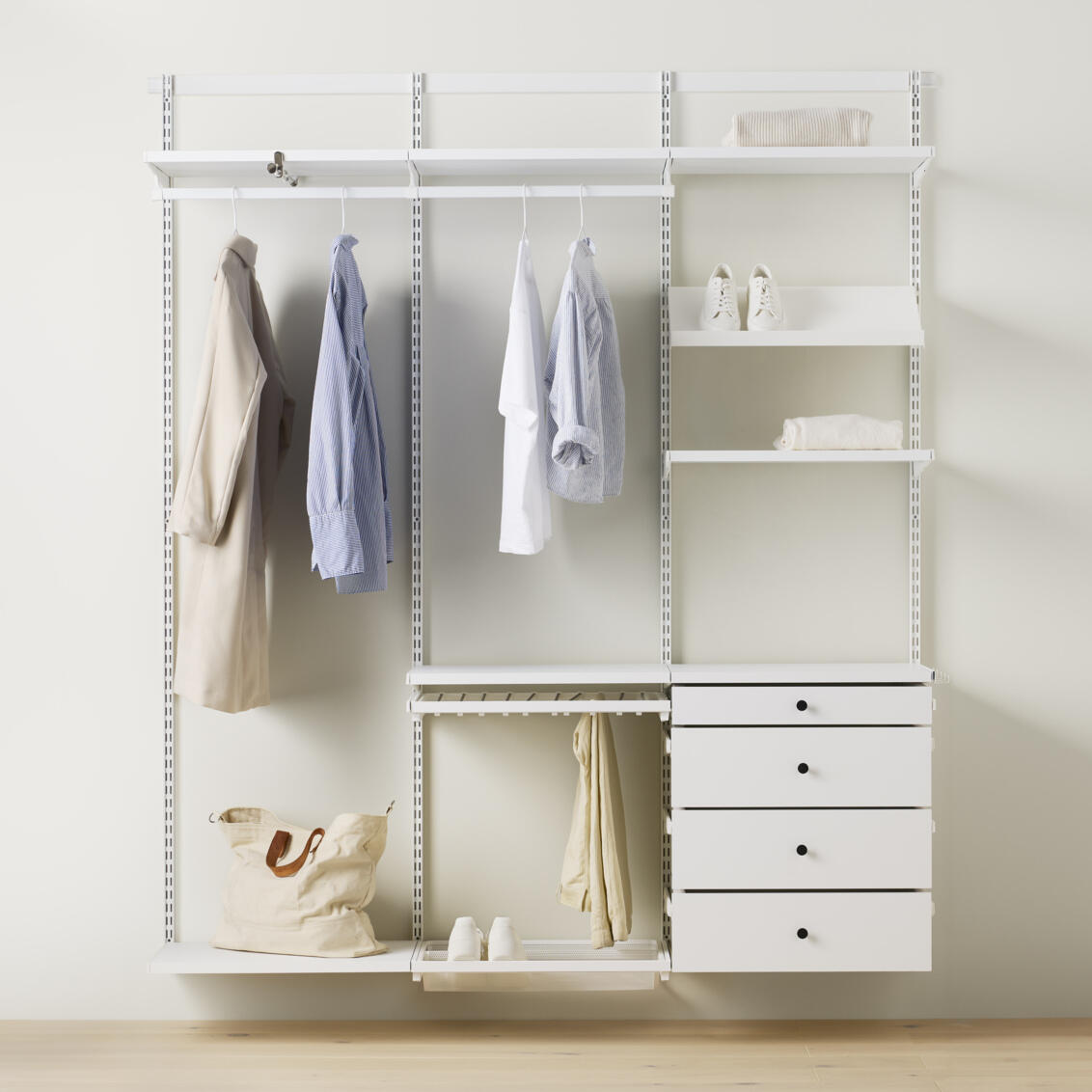 Décor+ ready oplossing voor de garderobe van Elfa in wit, drie secties met uittrekbare lades.