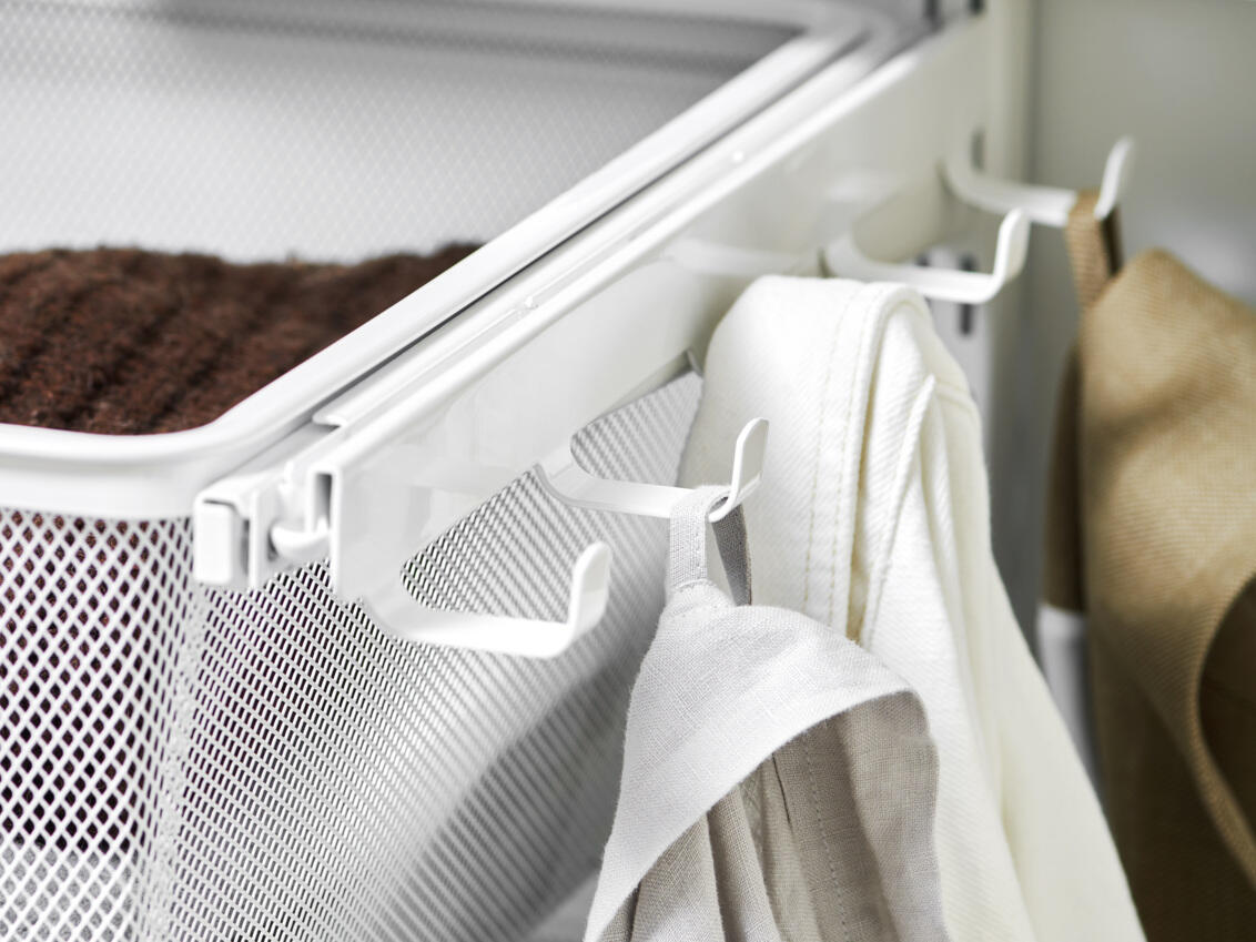 Rack de cârlige pentru suport de la Classic by Elfa care ține haine de exterior.