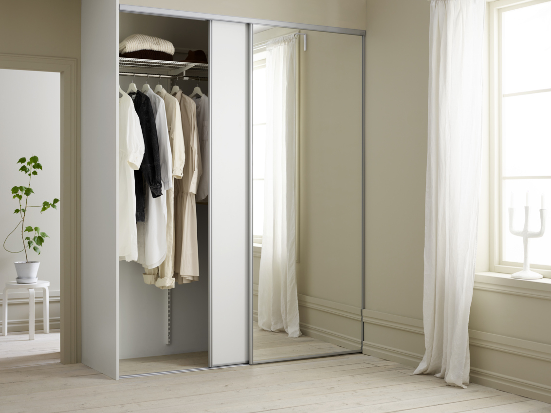 Garderob från Elfa med skjutdörrarna Original med spegel.