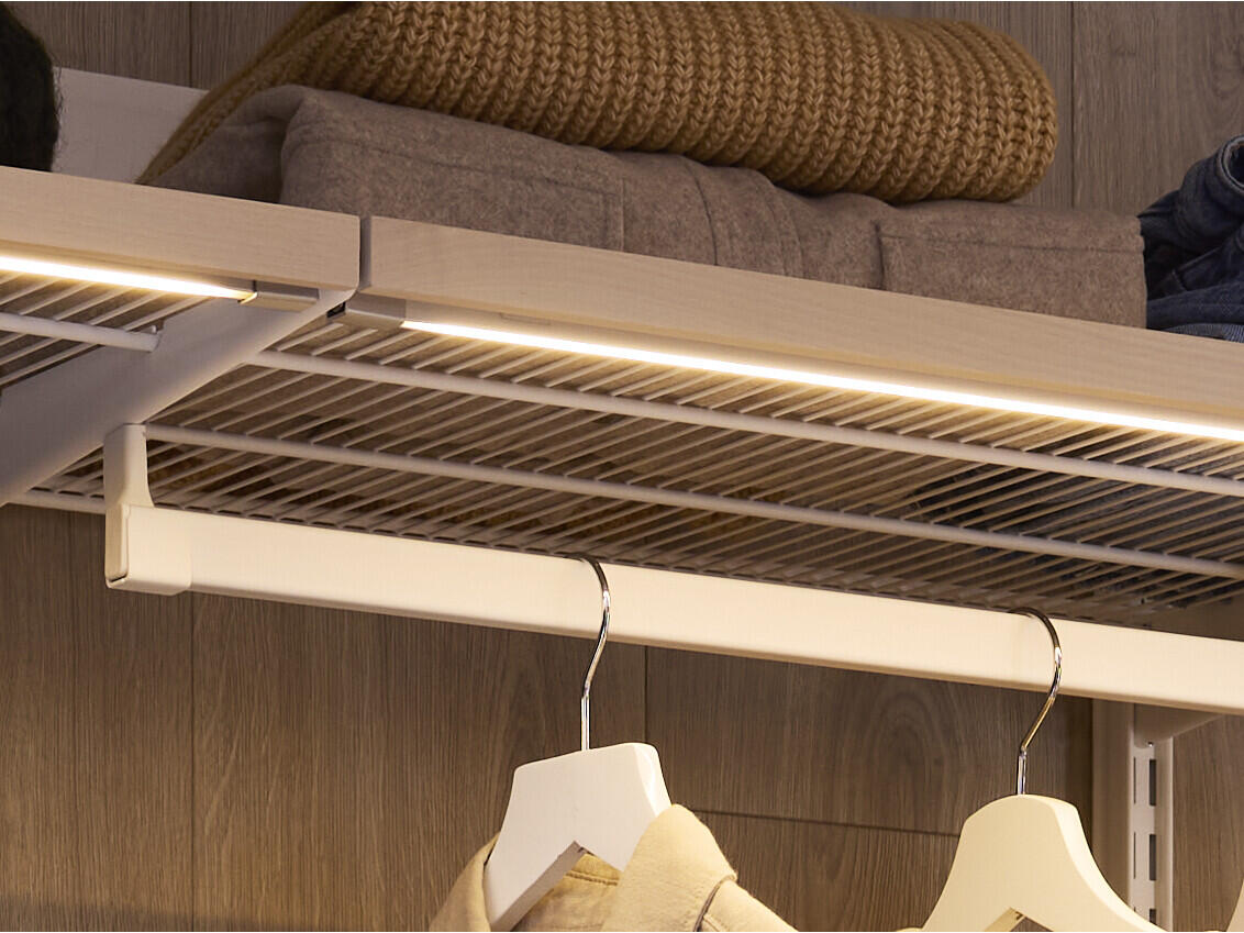 Décor+ LED-valo kiinnitettynä Elfan lankahyllyn alapuolelle.