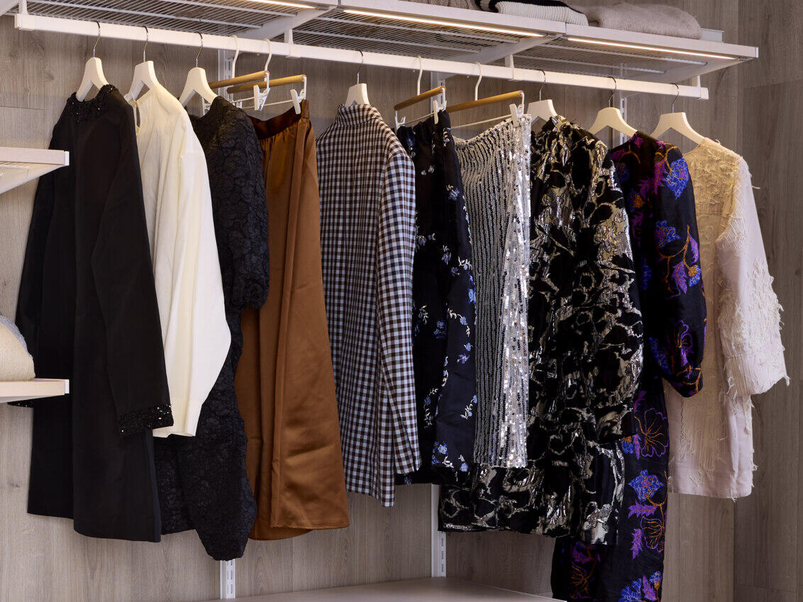 Elfan Décor+ vaatekaappi, jossa on ripustettuja vaatteita.