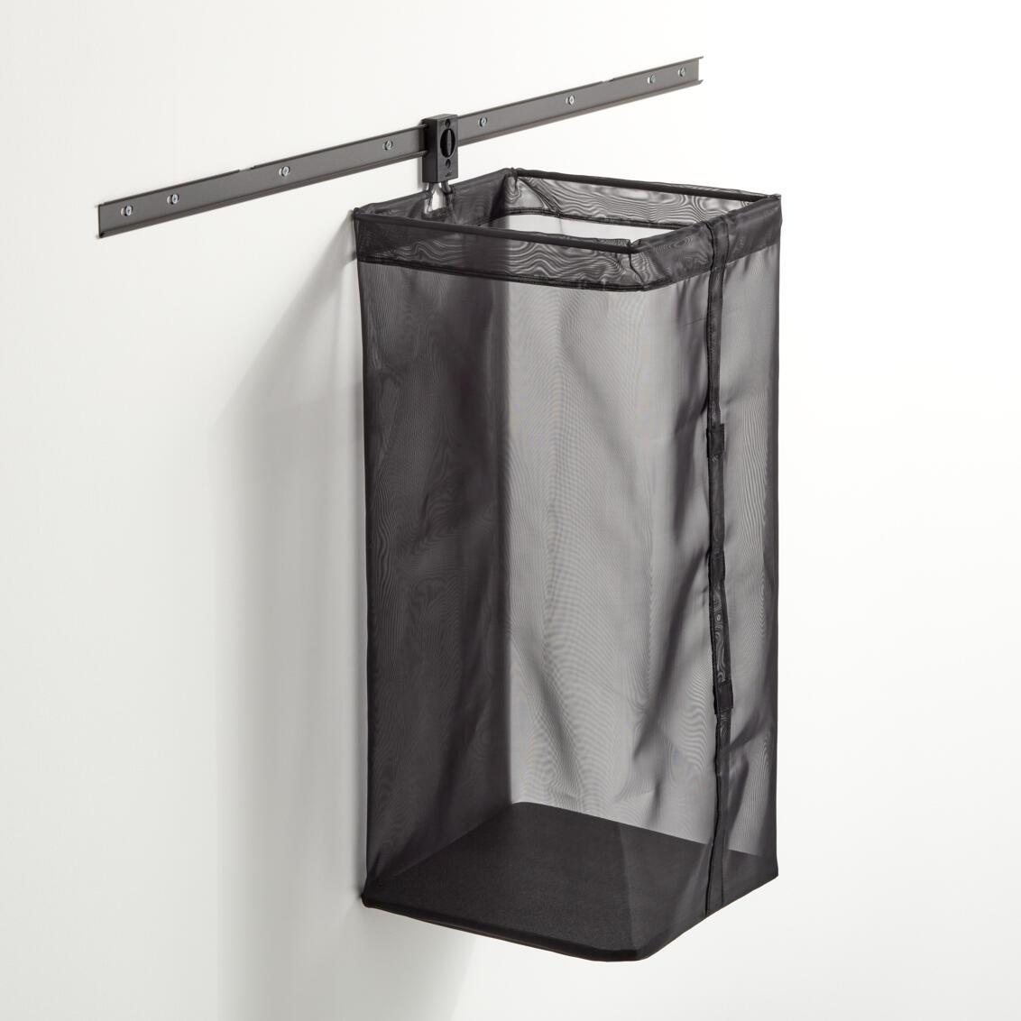 function_square_mesh_storage_bag_on_track_1132x1132_web