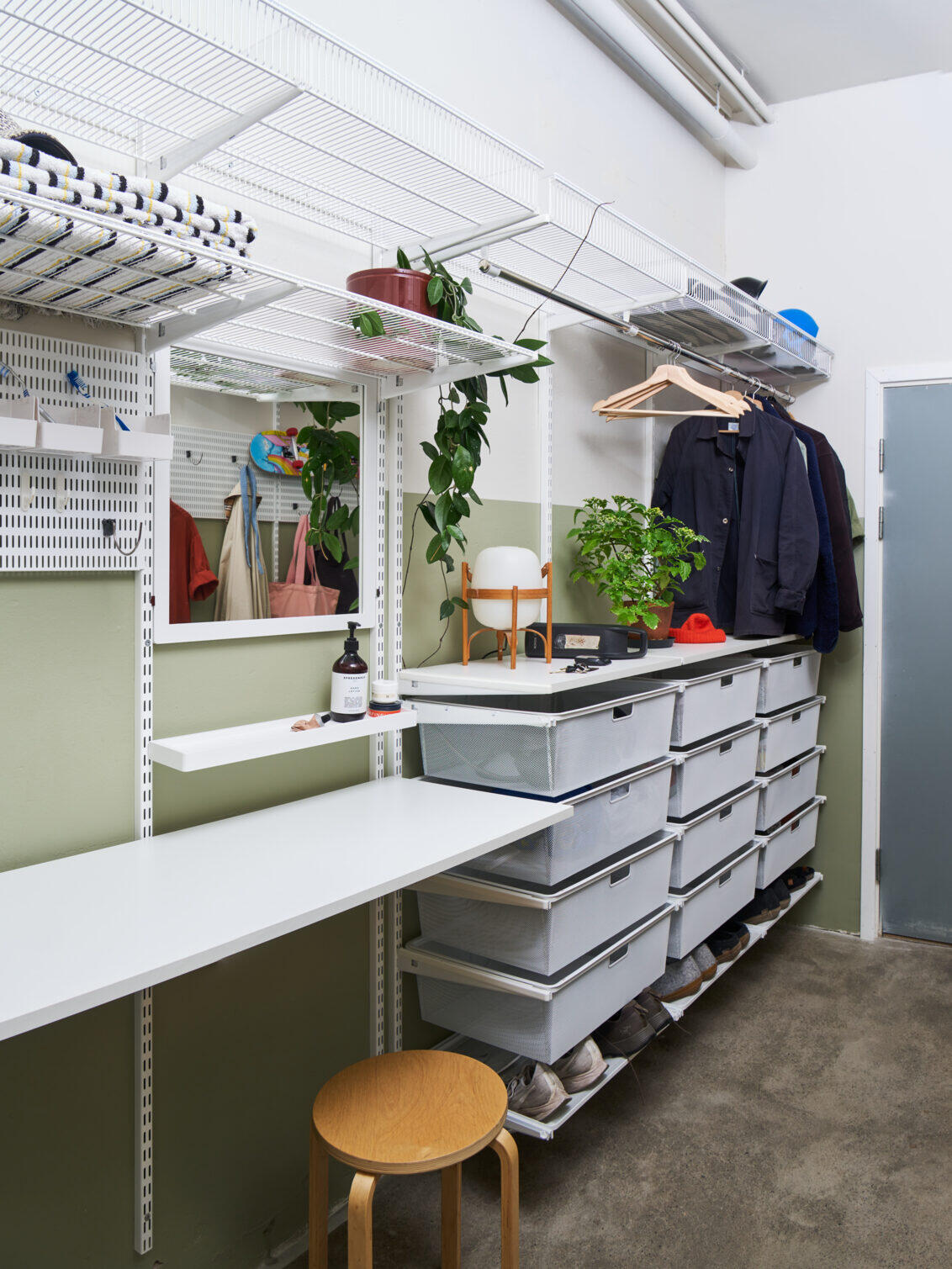 Oppbevaring med brett og hyller i både moderne og industrielle miljøer