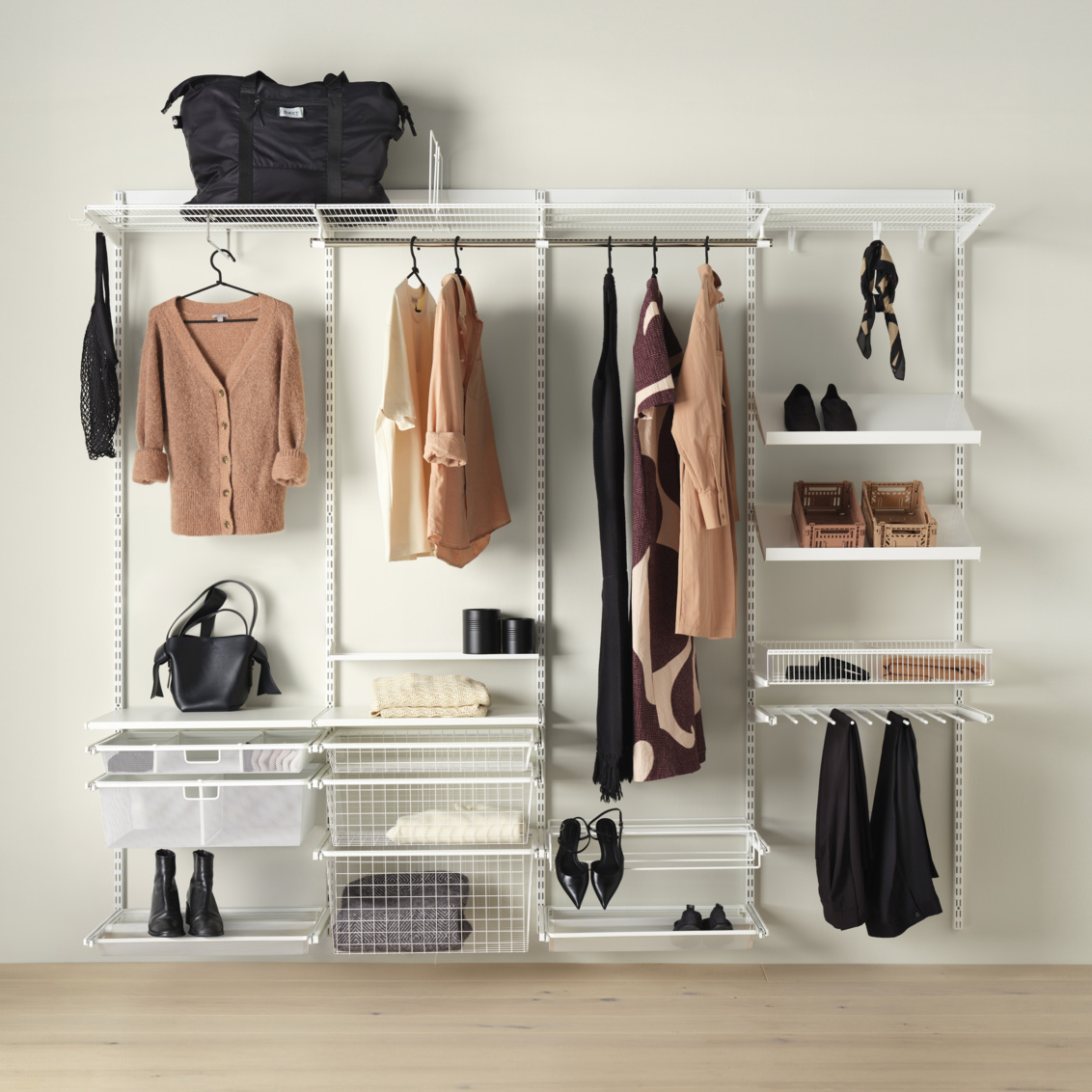 Eine Übersicht über das Classic by Elfa Sortiment für Kleideraufbewahrung in Weiß.